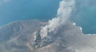 Vulcão 'filhote do Krakatoa' entra em erupção na Indonésia, afeta voos na Ásia e deixa 150 mil passageiros retidos