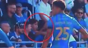 Jogador que "enforcou" torcedor durante partida é investigado pela polícia