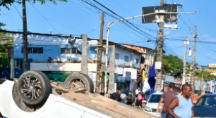 Carro capota na Avenida Norte, no Recife, e mobiliza equipes de trânsito; uma pessoa ficou ferida