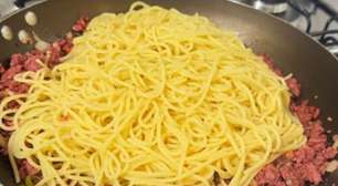 Espaguete soltinho feito com carne de lata para ficar incrivelmente saboroso, rápido e perfeito