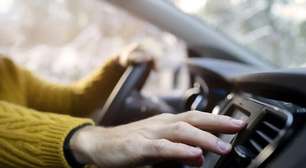 Os especialistas em mecânica são claros quanto a isso: "Idealmente, em dias muito quentes, você não deve ligar o ar condicionado ao dar partida no carro"