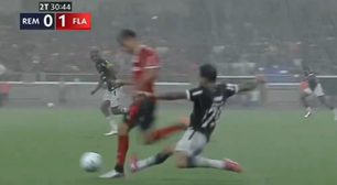 Vídeo: torcedores do Flamengo se irritam com arbitragem em lance de Freitas