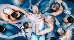 Homens aparecem chorando abraçados e de cueca em piscina e vídeo viraliza