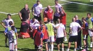 Chocante: jogador desmaia em campo e é levado ao hospital