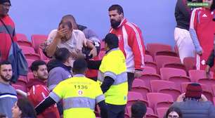 Vídeo: homem com a camisa do Santos entra na torcida do Inter e causa confusão