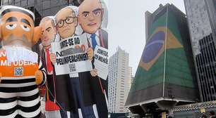 Bonecos de Moraes, Toffoli e Gilmar são exibidos em ato na Paulista