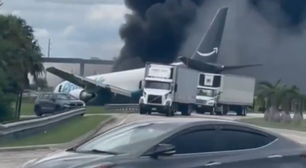 Avião da Amazon sai da pista e invade estrada em Miami; bombeiros falam em diversas vítimas