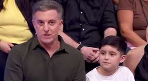 Luciano Huck surpreende no 'Domingão' menino que foi hostilizado em jogo: 'Que você siga'