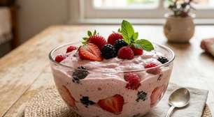 Sobremesa de frutas com gelatina cremosa, refrescante e sem adição de açúcar