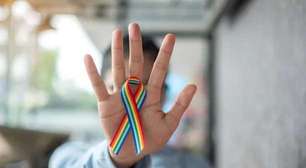 Pais são condenados em R$ 100 mil por expulsar e rejeitar filho após ele relevar ser gay