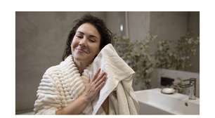 Os especialistas concordam: 'Para secar um cabelo fino e sem volume, não se deve esfregar com a toalha comum; é melhor secá-lo com uma toalha de microfibra'