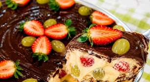 Bombom aberto na travessa combinando morango e uva com um creme divino e cobertura de chocolate