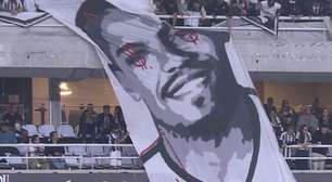 Torcida do Botafogo vaia Marlon Freitas e rasga imagem de bandeirão