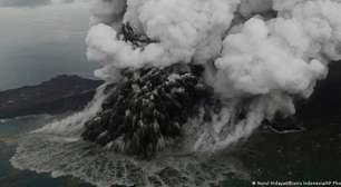 Erupção de vulcão provoca cancelamento de milhares de voos na Indonésia