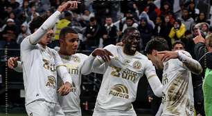 Chapecoense vence o Corinthians de virada e aumenta crise no rival no Brasileirão