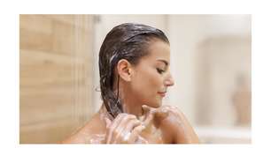 O cabelo cai durante o banho, mas o shampoo não é o culpado; especialista explica o que realmente acontece com os fios