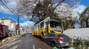 Ônibus atinge dois carros e residência após falha nos freios em Bento Gonçalves