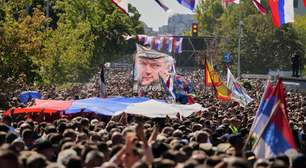 Funeral do criminoso de guerra Ratko Mladic reúne milhares de pessoas em Belgrado