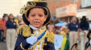 Menino de 5 anos viraliza ao recriar Grito da Independência em burrinho no Maranhão