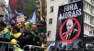 Ato de Flávio Bolsonaro na Paulista contra Moraes começa com oração