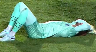 Weverton dá susto e cai no gramado antes de jogo começar
