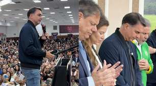Flávio Bolsonaro ora pelo pai e Tarcísio prega em culto em São Paulo