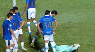 Weverton dá susto e cai no gramado antes de Vitória x Grêmio
