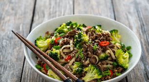 Esse macarrão com carne moída e brócolis é uma opção completa para um jantar nutritivo