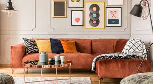 Sofá de veludo transforma a sala: 5 dicas para combinar sem errar