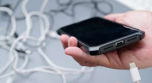 Por que o carregador do celular esquenta mesmo quando não estamos usando o aparelho?