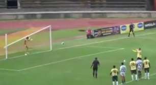 Vídeo: baliza desmonta na cabeça de goleiro em cobrança de pênalti