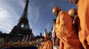 Torre Eiffel reabre após greve contra exclusão de funcionárias durante visita de grupo hindu