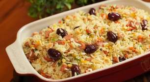 Arroz temperado com salsicha e legumes, que é fácil, colorido e delicioso, um almoço completo