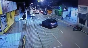 Três crianças entre 10 e 12 anos furtam carro, batem em moto e são parados pela PM em SC