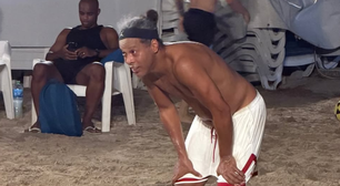 Ronaldinho Gaúcho é visto em Dubai curtindo praia com a namorada comissária de bordo