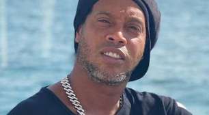 Crise no relacionamento? Ronaldinho Gaúcho é flagrado com fã em Dubai e causa polêmica: 'Comentários desrespeitosos'