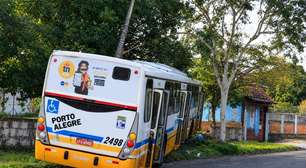 Ônibus invade calçada e bate em muro na Zona Sul de Porto Alegre