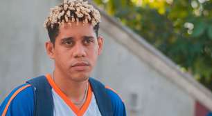 "Ele é meu filho!": em Por Você, Peixe sofre acusação injusta e racismo na rua, e Bela o defende em cena emocionante