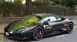 Londres enfrenta um problema com Ferraris e Lamborghinis estrangeiras estacionadas onde bem entendem: 99% das multas não são pagas