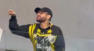 Vídeo: Neymar bate boca com torcida do Atlético na Vila Belmiro