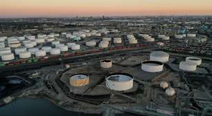 Estoque de petróleo bruto dos EUA cai, enquanto o de combustíveis aumenta, diz EIA