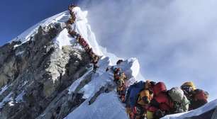 O Monte Everest está derretendo mais rápido do que nunca e 6 mil litros de urina por dia estão acelerando esse processo
