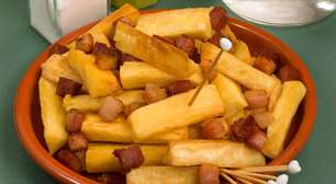 Mandioca frita com bacon: o segredo está no caldo de legumes