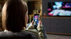 Não consegue ver filmes sem olhar o celular? Neurologista ensina a focar