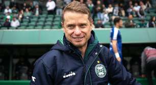 Jovem do Coritiba leva uma "paulistinha", mas se recupera para o Atletiba