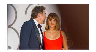 Javier Bardem, hoje aos 57 anos, sobre o início da relação duradoura de quase 20 anos com Penélope Cruz: 'Durante uma cena, a gente se beijou e continuou se beijando. Antes de percebermos, a equipe já tinha ido embora'