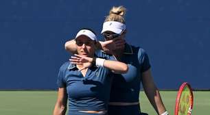 Luisa Stefani e Dabrowski desperdiçam dois match points, levam a virada e caem na semi do US Open