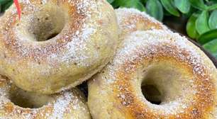 Rosquinha zero açúcar leve e saudável, feita com fubá, coco e banana, para servir com um café
