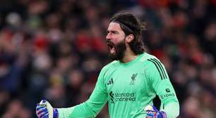 Goleiro Alisson é multado por danificar equipamento de substituição na Premier League