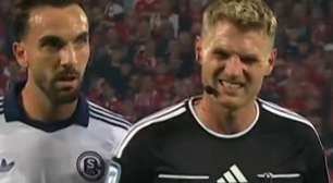 Árbitro se lesiona durante vitória do Schalke na Bundesliga